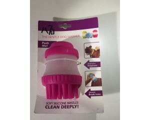 Kutyafürdető kefe tartállyal